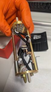 Chip carrier ed estensione linea di pompaggio sul vuoto del sistema per il criostato Proteox S